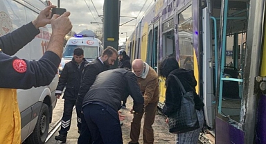 Kabataş'ta Tramvay Elektrik Direğine Çarptı: 4 Yaralı