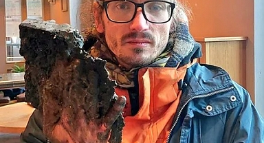 Kendini Yere Yapıştıran İklim Teröristi Asfalttan Hilti Kullanılarak Ayrıldı