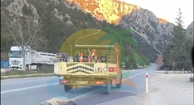 Konya-Antalya Yolunda Bir Köpek, Kamyonun Arkasında Sürüklenerek Katledildi