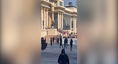 Moğollar Hükümet Sarayını Bastı: Çin'e Satılan Kömürden Elde Edilen Geliri Zimmetine Geçirenleri İstediler