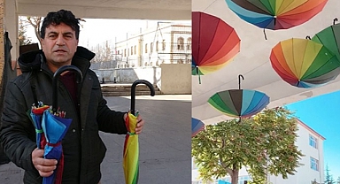 Mürteci Akit'in Hedef Gösterdiği Şemsiyeler 'LGBT Propagandası' Gerekçesiyle Kaldırıldı