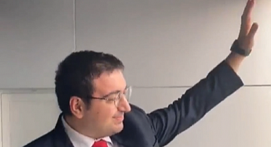 Okulun Camından Bakan Öğrenciler Ekrem İmamoğlu Zannettikleri Kişiye Tezahüratlar Yaptı