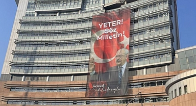 CHP Genel Merkezi'ne 14 Mayıs Göndermeli Kılıçdaroğlu Afişi Asıldı