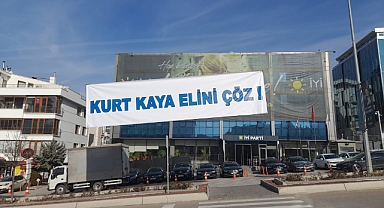 İYİ Parti Genel Merkezi'ne 'Kurt Kaya Elini Çöz' Pankartı Asıldı