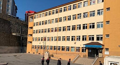 Okulda Dehşet: Lise Öğrencisi, Kardeşlerini Görmeye Gelen Annesini Tabancayla Öldürdü