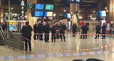 Paris'te Bıçaklı Saldırı: 1'i Polis 5 Kişi Yaralandı