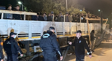 TIR Dorsesindeki Plastik Boruların Arasından 150 Kaçak Göçmen Çıktı