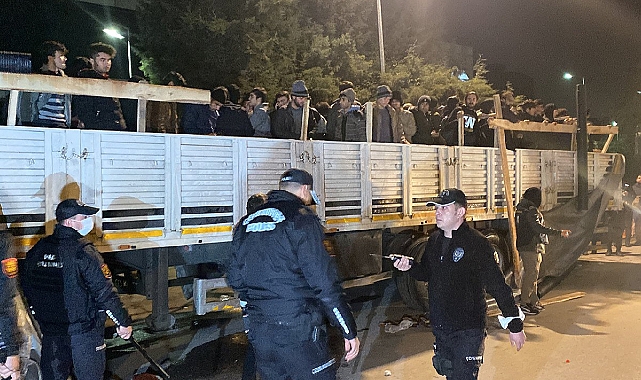 TIR Dorsesindeki Plastik Boruların Arasından 150 Kaçak Göçmen Çıktı