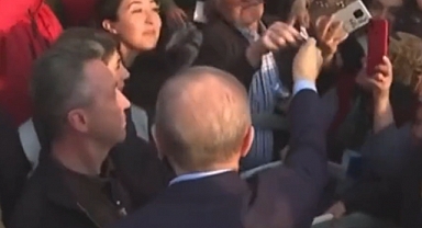 AKP Genel Başkanı Erdoğan'dan Deprem Bölgesinde Miting: Elini Cebine Attı, İnsanlara Harçlık Verdi