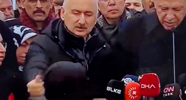 AKP'li Bakan Karaismailoğlu, Kameralara Şov Yapmak İçin Depremzede Çocuğun Kapüşonunu Açtı
