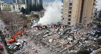 AKP'li CB Yardımcısı Oktay, 140 Binlik Elbistan'da, 20 Kişilik Arama Kurtarma Ekibi Olduğunu Söyledi