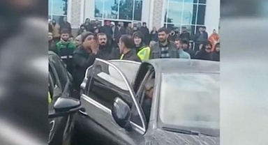 AKP'li Ulaştırma Bakanı'na Adıyaman'da Büyük Tepki: Halk Makam Araçlarını Tekmeledi