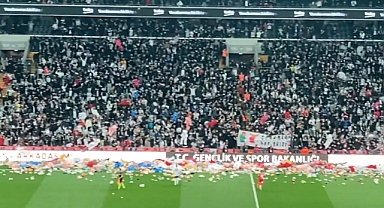 Beşiktaş Taraftarı Depremzede Çocuklar İçin Sahaya Binlerce Oyuncak Attı