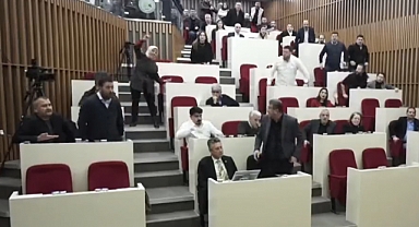 Bolu Belediye Meclisinin AKP'li Üyesi Hacer Çınar, Tanju Özcan'a Saldırıp Hakaretler Savurdu: Ahlaksız, Pislik..