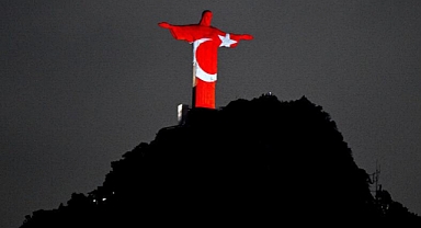 Brezilya'daki 'Kurtarıcı İsa' Heykeline Türk Bayrağı Yansıtıldı