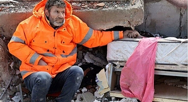 Çaresizliğin Fotoğrafı: Depremde Hayatını Kaybeden Kızının Elini Bırakmadı