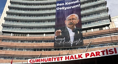CHP Genel Merkezi'ne 'Ben Kemal, Geliyorum!' Afişi Asıldı