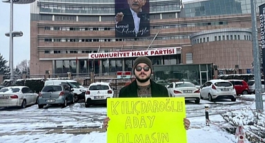 CHP Genel Merkezi Önünde Tek Kişilik 'Kılıçdaroğlu Aday Olmasın' Eylemi