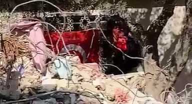 Deprem Bölgesindeki Güney Azerbaycanlı Bir Gönüllünün Bayrak Sevgisi Kameralara Yansıdı