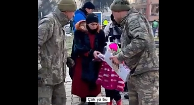 Depremzede Kadın, Askerin Dağıttığı Yardımın Fazlasını 'Bu Çok' Diyerek Reddetti