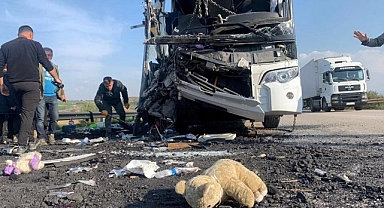 Depremzede Öğrencileri Taşıyan Otobüs Kamyona Çarptı: 2 Ölü, 6 Yaralı