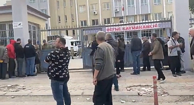 Hatay'da Defne Kaymakamlığı Önünde 'Çadır Kuyruğu' 