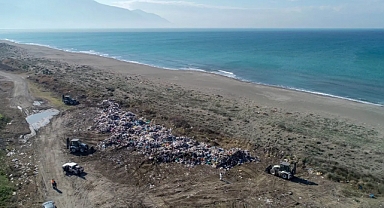 Hatay Samandağ'daki Enkazlardan Kaldırılan Molozlar, Milleyha Kuş Cenneti ve Kumsala Dökülüyor