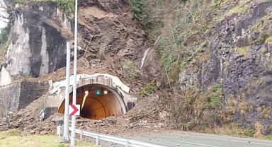 Hopa-Kemalpaşa Arasında Heyelan: Karadeniz Sahil Yolu Kapandı