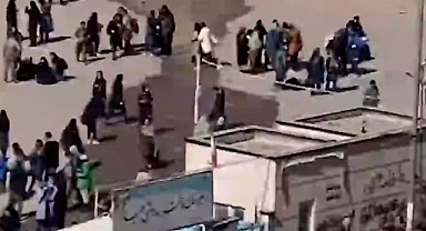 İran'ın Faşist Mollalarının Okula Gitmemeleri İçin Zehirledikleri Kız Öğrencilerin Sayısı 900'ü Aştı