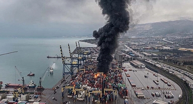 İskenderun Limanı'ndaki Depremden Sonra Çıkan Yangın Devam Ediyor