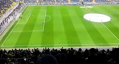 Fenerbahçe Tribünlerinden İstifa Çağrısı: Yalan Yalan Yalan, Dolan Dolan Dolan, 20 Sene Oldu İstifa Ulan