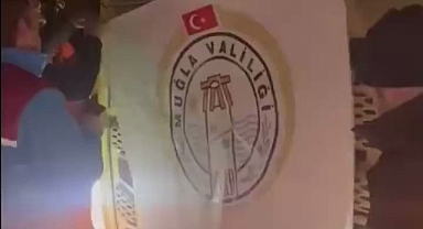 Muğla Valiliği, CHP'li Bodrum Belediyesi'nin Yardım Tırına Kendi Pankartını Astı