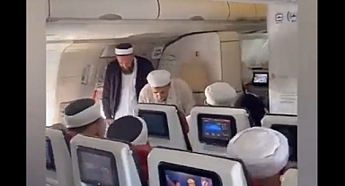 Mürtecilerden Uçakta Namaz Şovu