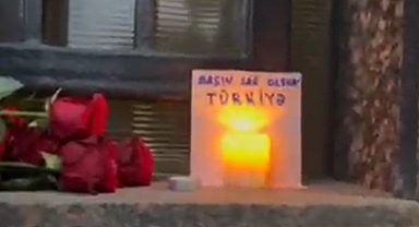 Rusya'daki Azerbaycan Türkleri, Moskova'daki Türk Büyükelçiliği'nin Önünde Yas Tutuyor
