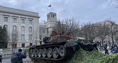Rusya'nın Berlin Büyükelçiliğinin Önüne İmha Edilmiş Rus Tankı Bırakıldı