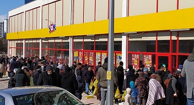 ŞOK Market Depolarını Depremzedeler Açtı