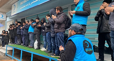 Türkiye'de Yaşayan Uygurlar, Depremzedelere Yardım İçin Harekete Geçti
