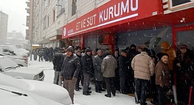 Ucuz Et Alabilmek İçin Eksi 5 Derecede Kuyruğa Girdiler