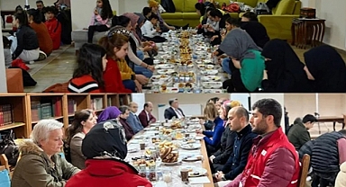 Utanmazlar: Depremzedeler Yerde Kahvaltı Ederken, Protokol Üyeleri Masada Oturdu