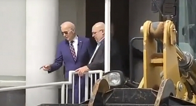 ABD Başkanı Biden'ın 'Rehberleri' Tarafından Yönlendirilmesi Gündem Oldu