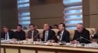 AKP'li Vekil CHP'li Vekile Su Şişesi Fırlatıp Küfretti: S... Ol Git