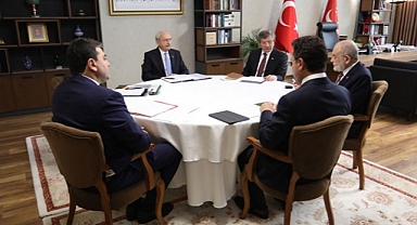 Beşli Masa'daki Üç Parti, Üyelerini Saadet Partisi Önüne Davet Etti: Cumhurbaşkanı ve Yardımcılarını İlan Edeceğiz