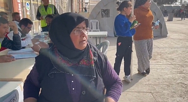 Depremzede Kadın İsyan Etti: Su İstedim 'Yardımlar Bitti Artık Kendi Başının Çaresine Bakabilirsin, Parmağında Yüzük Var Niye Bozdurmuyorsun' Dediler