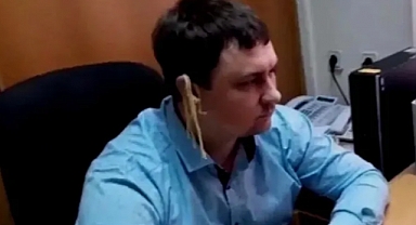 Diktatör Putin'i Dinlerken Kulaklarına 'Makarna' Asan Siyasetçiye Para Cezası Verildi