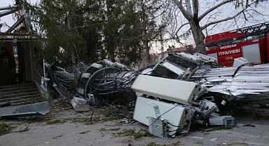 Erzincan'da Şiddetli Fırtına: Minare Devrildi, Çatılar Uçtu