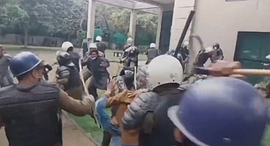 Eski Başbakan İmran Han'ı Tutuklamak İçin Evini Basan Polis Evdeki Hizmetçileri Dövdü