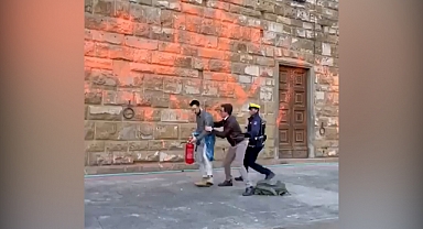 Floransa'da Şehrin Simgesini Boyayan İklim Teröristini Belediye Başkanı Engelledi
