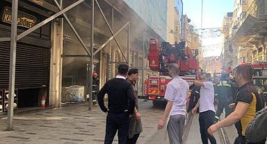 İstiklal Caddesi'ndeki Bir Restoranda Yangın Çıktı: Alevler Yan Taraftaki Bir Kiliseye de Sıçradı