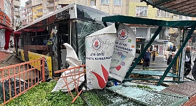 Kağıthane'de Halk Otobüsü Durağa Çarptı: Şans Eseri Ölen veya Yaralanan Olmadı
