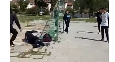 KKTC Cumhurbaşkanı Ersin Tatar Topa Kafa Atmaya Çalışırken Yere Düştü